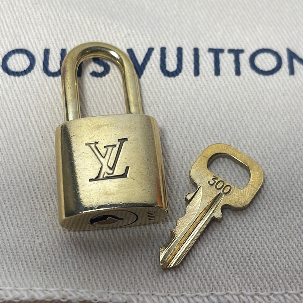 Louis Vuitton LOCK and KEY - Picture 2 of 3